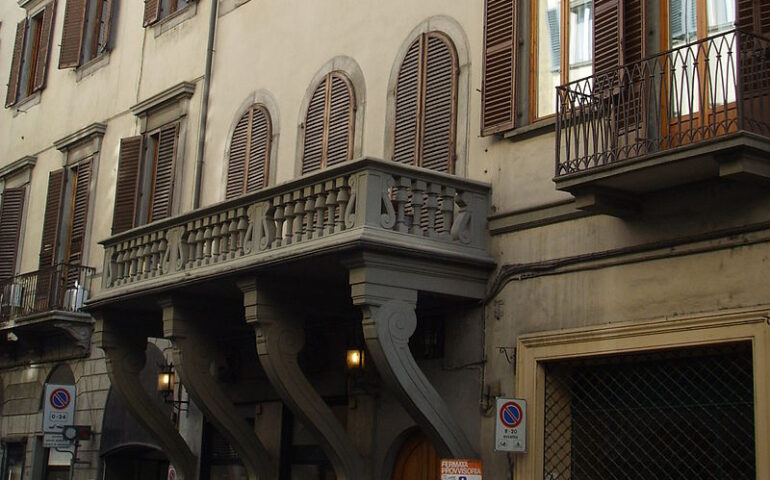 A Firenze c’è un balcone costruito al contrario: ecco perché