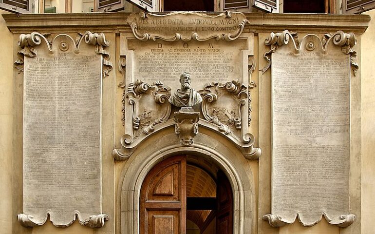 Lo sapevate? Il Palazzo dei Cartelloni di Firenze è dedicato a Galileo e ha una buchetta del vino nella facciata