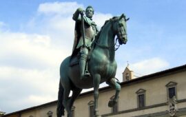 Firenze, sapete perché la statua di Ferdinando I guarda verso un preciso punto della piazza?