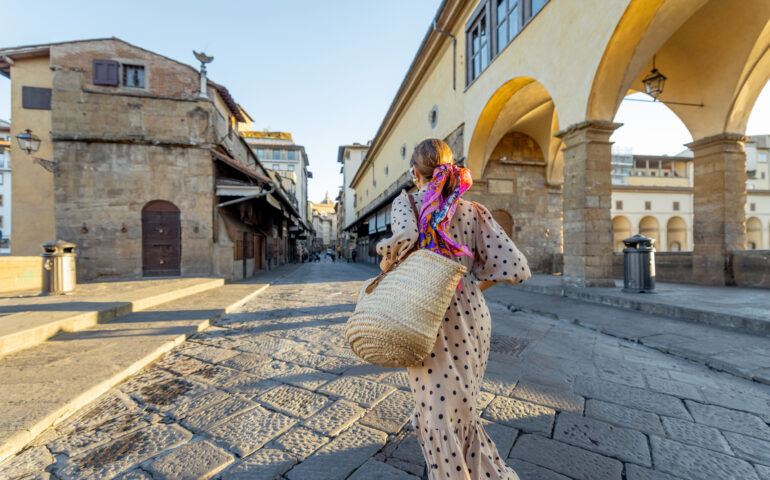 ragazza firenze ponte immagine di repertorio