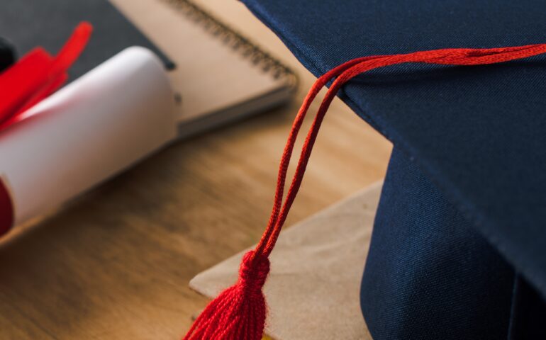 Mattarella a Firenze per la laurea honoris causa: «Rimettere al centro i valori universali». Ovazione al Maggio