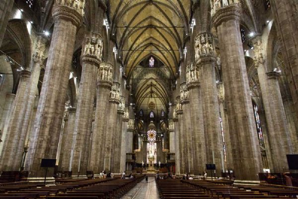 Lo sapevate? Il Duomo di Milano al suo interno potrebbe ospitare 40mila persone