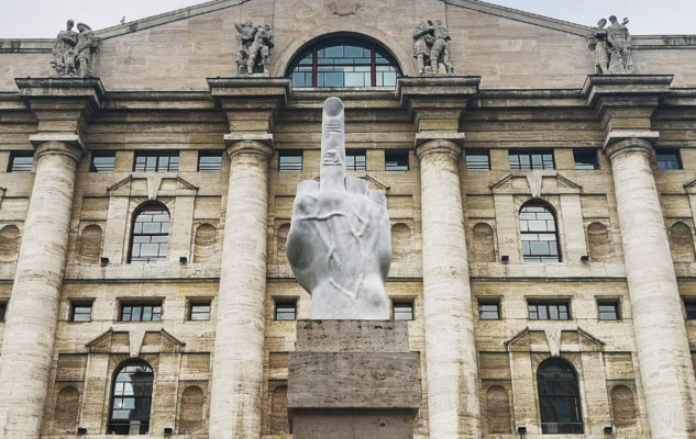 Lo sapevate? Che cosa rappresenta la statua-gestaccio di piazza Affari a Milano?