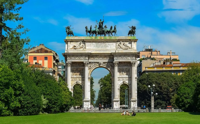 Lo sapevate? Inizialmente l’Arco della Pace era di tela, gesso e legno
