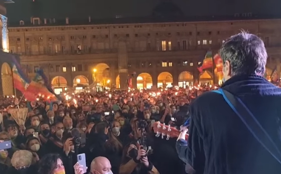 (VIDEO) Morandi incanta Bologna unita per dire NO alla guerra con la sua “C’era un ragazzo”