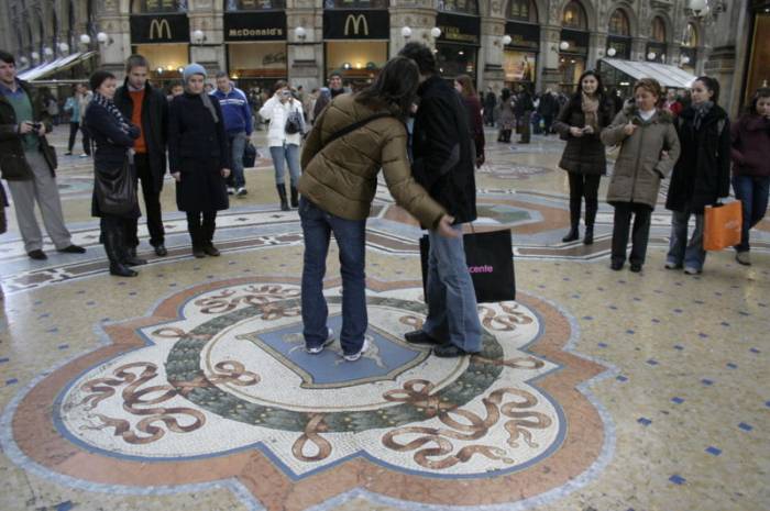 Lo sapevate? Pestare i testicoli del toro della Galleria Vittorio Emanuele porterebbe fortuna