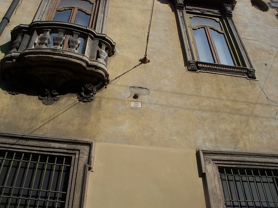 Lo sapevate? Dal 1848 in un palazzo milanese c’è una palla di cannone conficcata nel muro