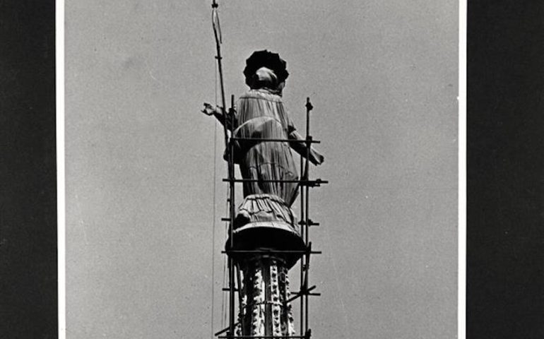 Lo sapevate? La Madonnina del Duomo durante la guerra fu ricoperta di stracci