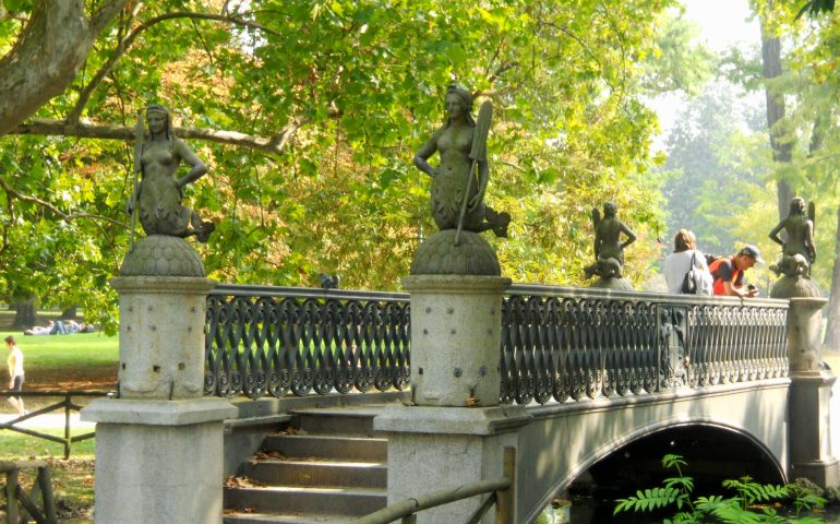 Monumenti milanesi: il ponte delle Sirene nel Parco Sempione, uno dei luoghi più romantici della città