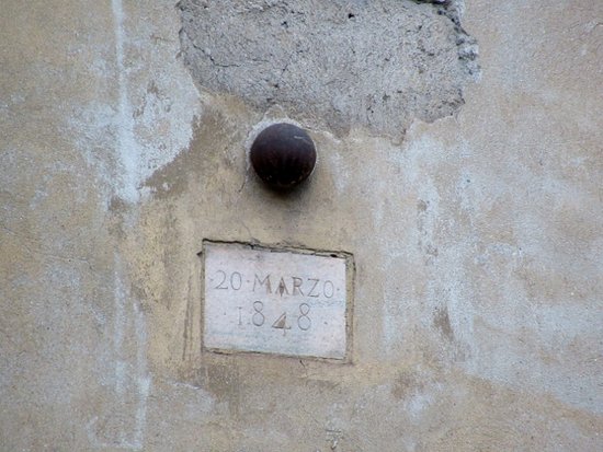 Lo sapevate? Perché in un palazzo di Milano c’è una palla di cannone conficcata nel muro?
