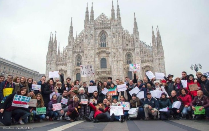 Giornata mondiale dell’abbraccio: Milano in bici al ritmo di “Free Hug”