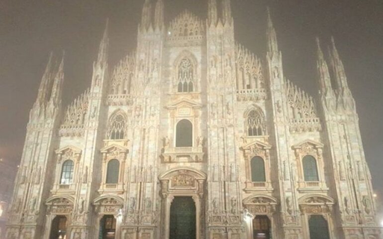 A Milano il fantasma del Duomo è di buon augurio per i novelli sposi