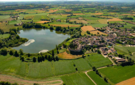 Un castello incantato e un lago a forma di cuore: tutto a due ore da Milano