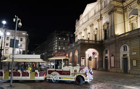 A Milano arriva il “Trenino degli umarell” per visitare i cantieri della città