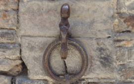 Sapete a cosa servono gli anelli di ferro appesi fuori dai palazzi milanesi?