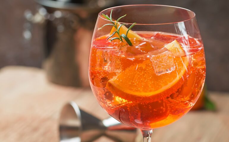 La locandina fuori dalla chiesa recita «Spritz gratis dopo la messa»: a Urbino scoppia la polemica