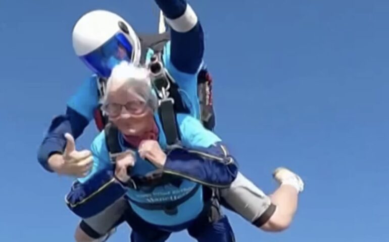 Festeggia il suo 102esimo compleanno lanciandosi da un paracadute: compleanno adrenalinico nel Regno Unito