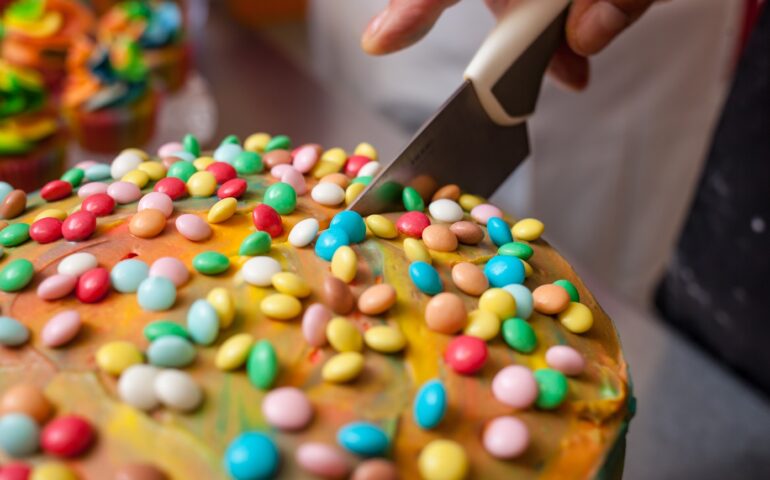 Ristorante fa pagare 58 euro per il taglio della torta: scoppia una bufera