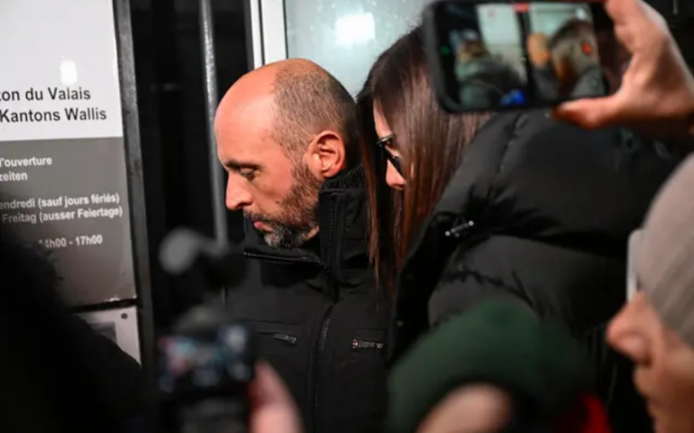 Tragedia di Crans-Montana, arrestato il proprietario del Constellation. La moglie ai domiciliari