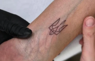 Calenda si tatua il simbolo ucraino e scoppia il caso: botta e risposta con l’ambasciata russa