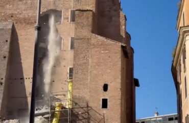 Roma, tragedia alla Torre dei Conti: l’operaio muore subito dopo il drammatico salvataggio
