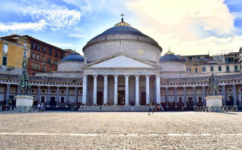 Lo sapevate? Riuscireste ad attraversare Piazza del Plebiscito passando tra le due statue equestri bendati?