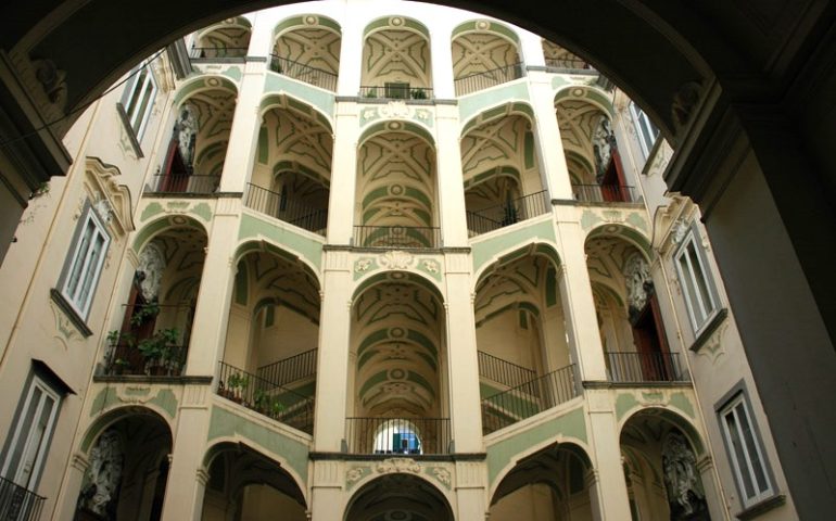 Lo sapevate? Palazzo dello Spagnolo, nel cuore di Napoli, è stato scelto come set per tanti film importanti