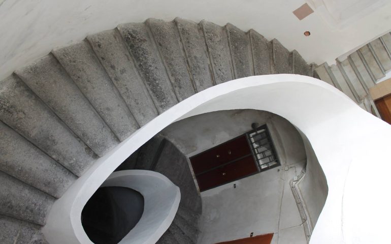 Lo sapevate? A Napoli c’è una splendida scalinata a forma di chiocciola tutta scolpita nel tufo