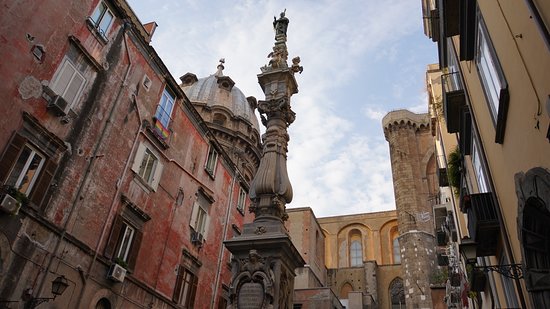 Monumenti napoletani: l’obelisco di San Gennaro, il più antico della città