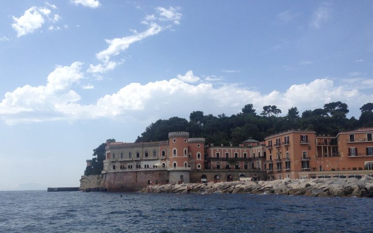 Lo sapevate? Dove si trova a Napoli il palazzo di “Un Posto al sole”?