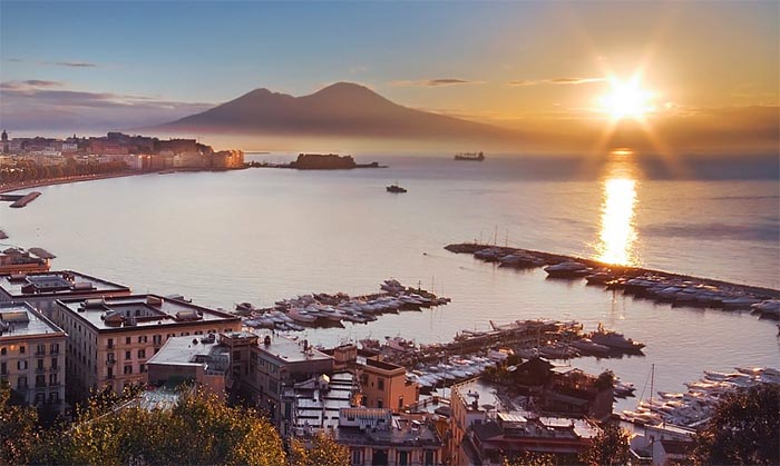 Lo sapevate? Perché Napoli viene definita la “città del sole”?