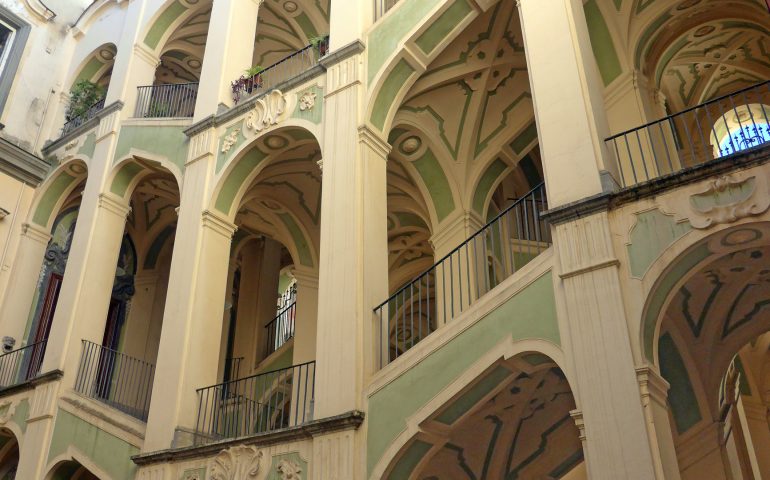 Monumenti napoletani: Palazzo dello Spagnolo, splendido edificio, reso celebre da tanti film importanti