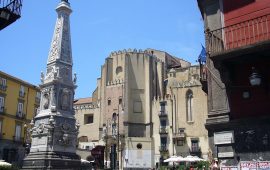 Monumenti napoletani: l’Obelisco di San Domenico, una delle opere antiche più famose di Napoli