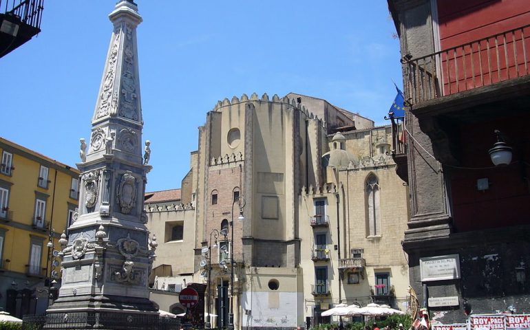 Monumenti napoletani: l’Obelisco di San Domenico, una delle opere antiche più famose di Napoli