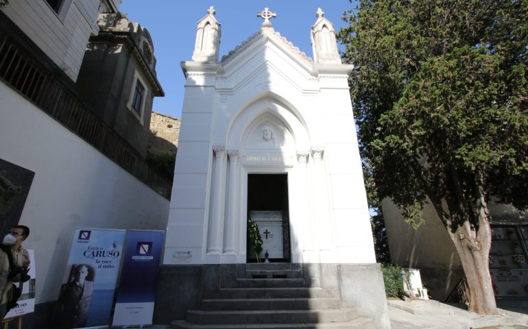 Lo sapevate? Il grande tenore Enrico Caruso, orgoglio di Napoli, è sepolto nel cimitero di Santa Maria del Pianto