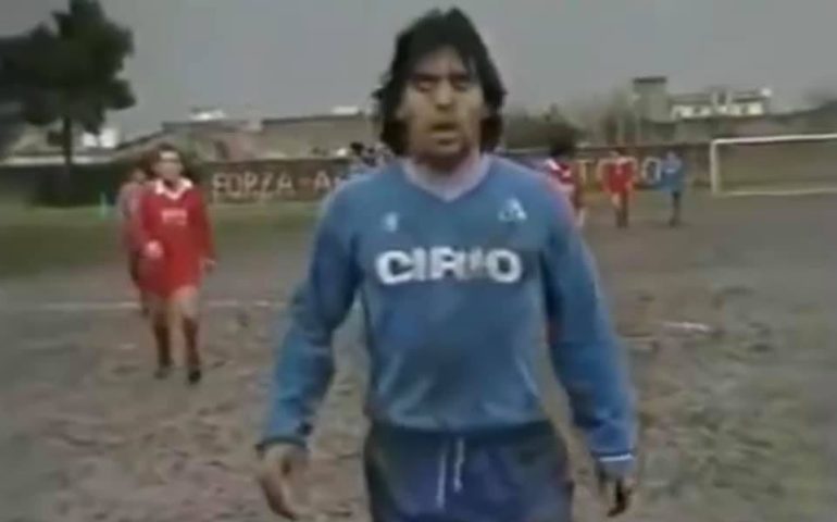 Lo sapevate? Nel 1985 il Napoli e Maradona giocarono una gara di beneficenza su un campo infangato ad Acerra