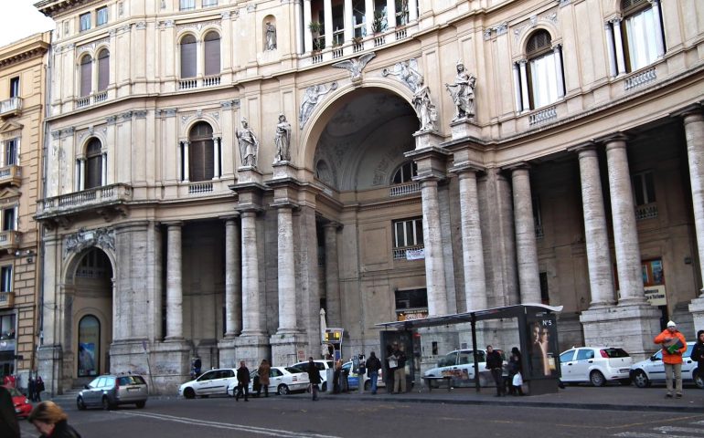 Lo sapevate? In una facciata della Galleria Umberto I sono sistemate le statue che rappresentano i quattro continenti