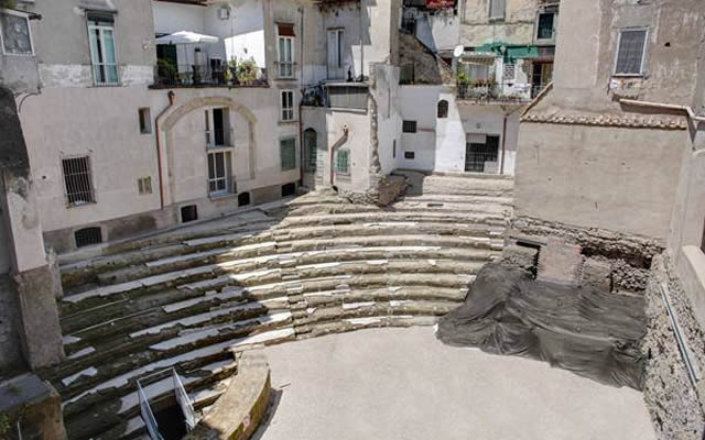 Monumenti napoletani: il teatro greco-romano, un luogo incredibile incastonato tra i palazzi