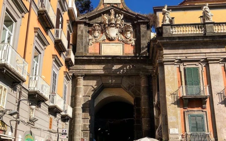 Monumenti napoletani: Port’Alba, la più famosa delle porte cittadine e una delle più belle d’Europa