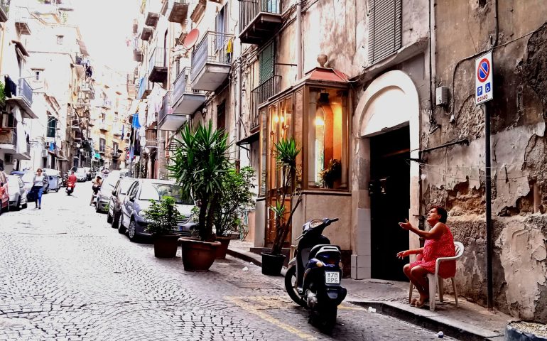 Due passi nel Cavone, cuore multietnico di Napoli, in equilibrio tra tradizioni e usanze differenti
