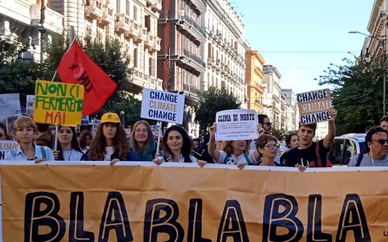 Sciopero per il clima, in centinaia in piazza a Napoli per urlare “Salviamo il pianeta”