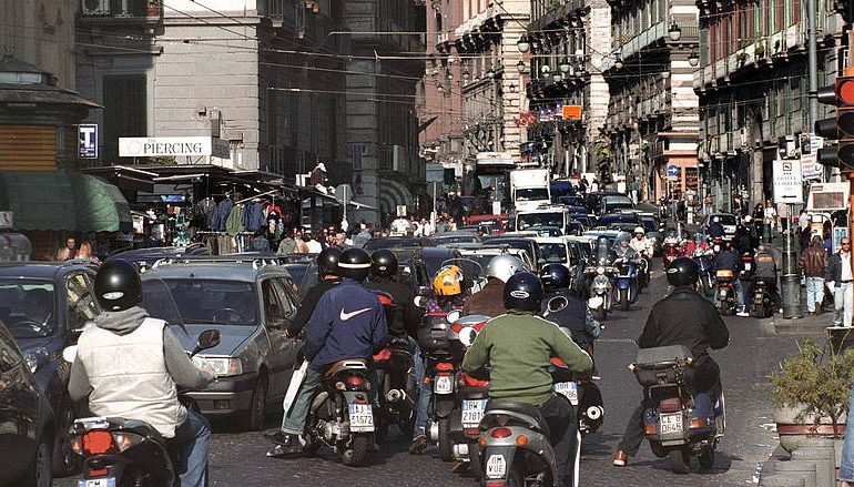 Napoli, troppe morti in strada, i cittadini si mobilitano con un flash mob davanti al comune sabato alle 10
