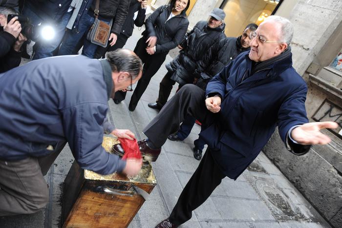 Lo sapevate? L’ultimo sciuscià lustrascarpe napoletano è morto quattro anni fa