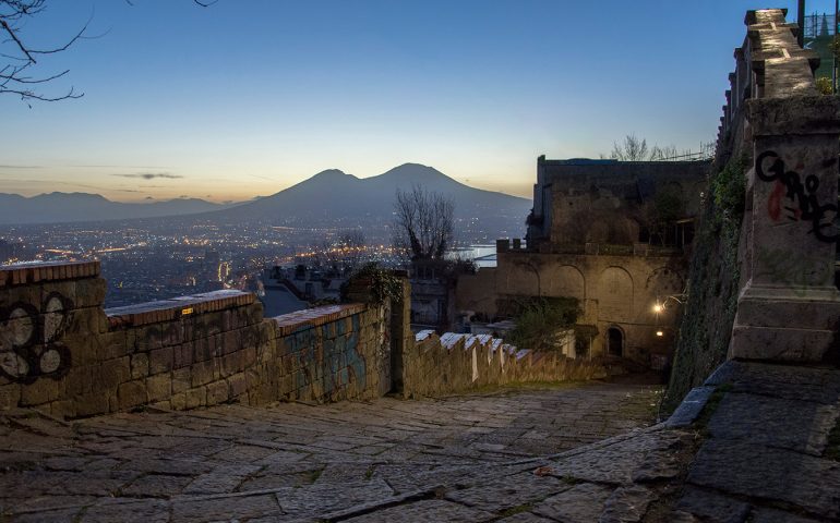 Luoghi di Napoli: le Scale della Pedamentina, salgono sul Vomero davanti al Golfo più bello del Mondo