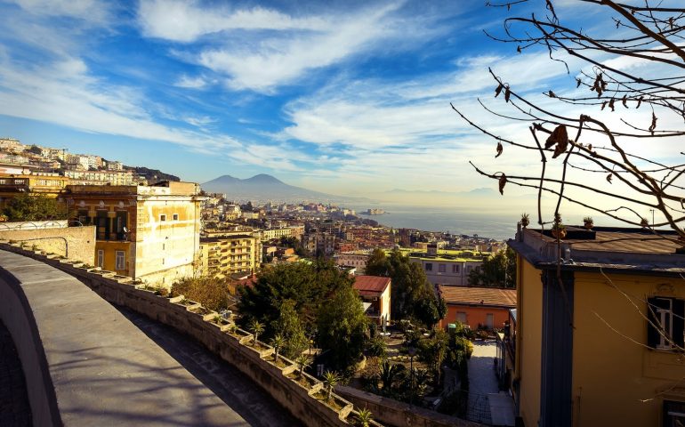 Luoghi di Napoli: Calata San Francesco e Gradini Tasso, per attraversare la città con lo sguardo rivolto al mare