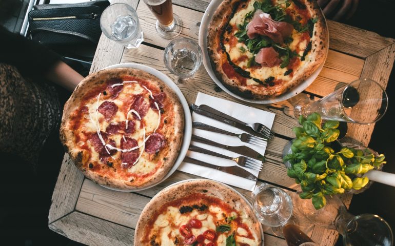 Pizza napoletana, quel giorno che arrivò la Regina Margherita. Una storia tra leggenda e verità