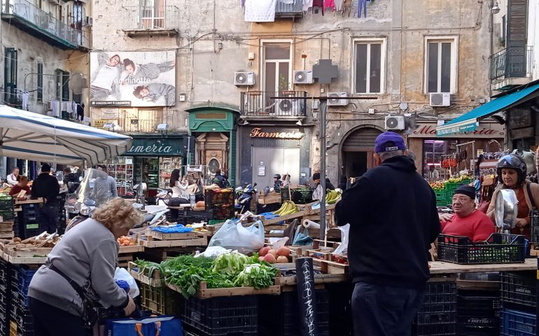 Quando a Napoli esisteva l’economia del vicolo: tra personaggi e antichi mestieri sepolti dalla modernità