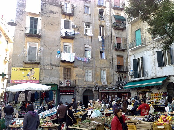 A spasso tra le bancarelle della Pignasecca: suoni e colori del mercato più antico di Napoli