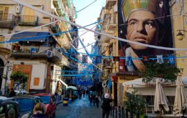 Esplode la festa in città: l’azzurro del Napoli ricopre vie e balconi. Entusiasmo alle stelle per lo scudetto imminente