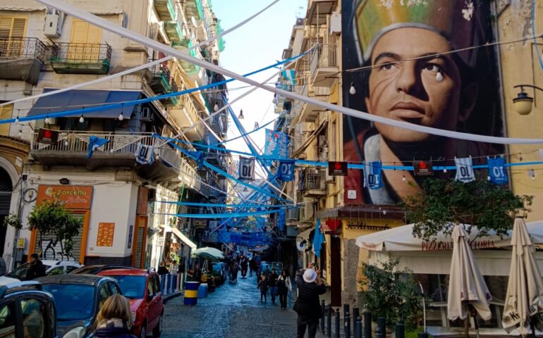 Esplode la festa in città: l’azzurro del Napoli ricopre vie e balconi. Entusiasmo alle stelle per lo scudetto imminente